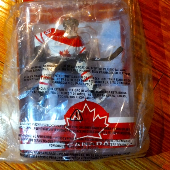 FIGURE Thornton won Stanley cup on Florida last year. Amazing athlet+nice guy - Picture 3 of 7